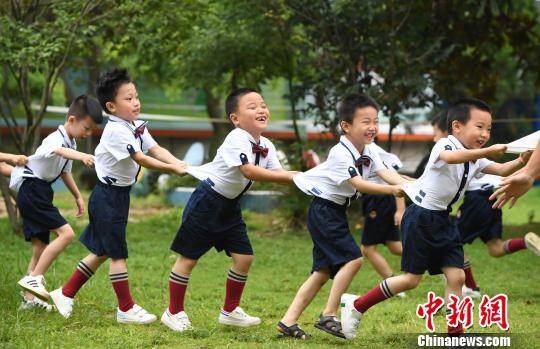 弾ける笑顔の園児たち、幼稚園の卒園寫真　江西省