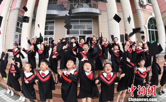 弾ける笑顔の園児たち、幼稚園の卒園寫真　江西省