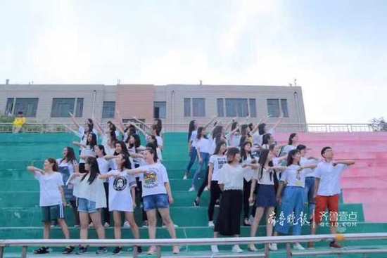 男子生徒1人女子生徒39人で撮った卒業(yè)寫真が話題に