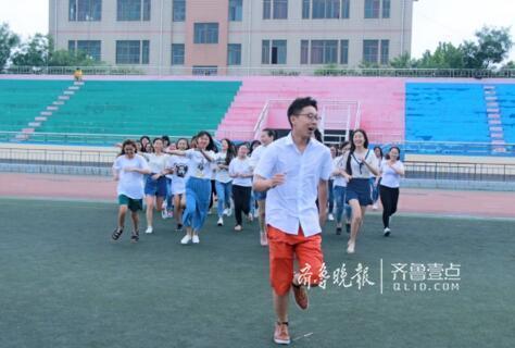 男子生徒1人女子生徒39人で撮った卒業(yè)寫真が話題に