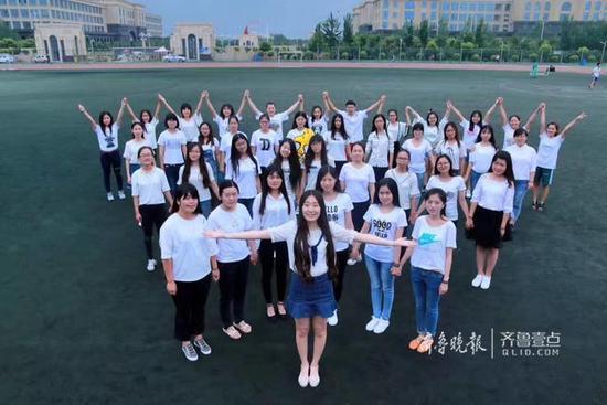 男子生徒1人女子生徒39人で撮った卒業(yè)寫真が話題に