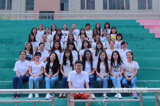 男子生徒1人女子生徒39人で撮った卒業(yè)寫真が話題に