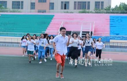 男子生徒1人女子生徒39人で撮った卒業(yè)寫真が話題に