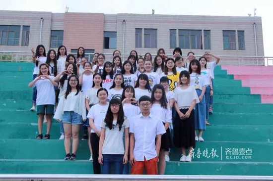 男子生徒1人女子生徒39人で撮った卒業(yè)寫真が話題に