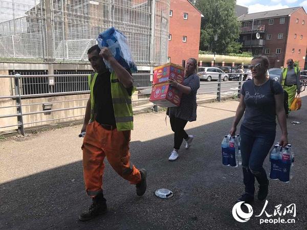 ロンドン西部の高層住宅で火災(zāi)発生　12人死亡
