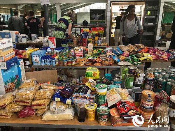 ロンドン西部の高層住宅で火災発生　12人死亡