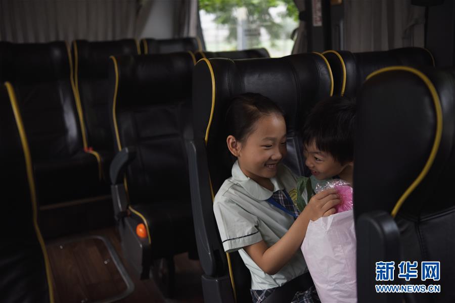 大陸部から香港へ通學(xué)する「越境學(xué)生」の一日に密著