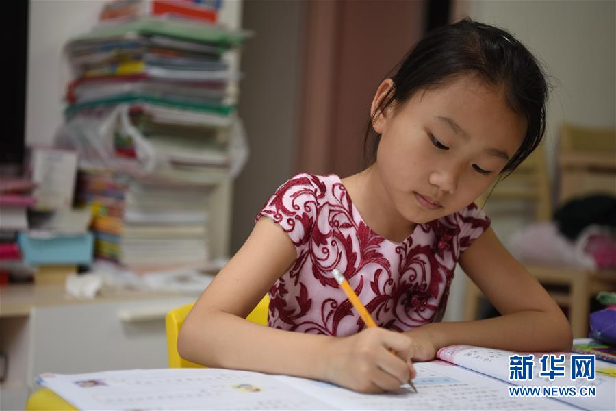 大陸部から香港へ通學(xué)する「越境學(xué)生」の一日に密著