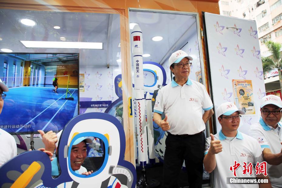 街中は祝賀ムード　香港祖國復帰20周年を伝える宣伝カーが登場