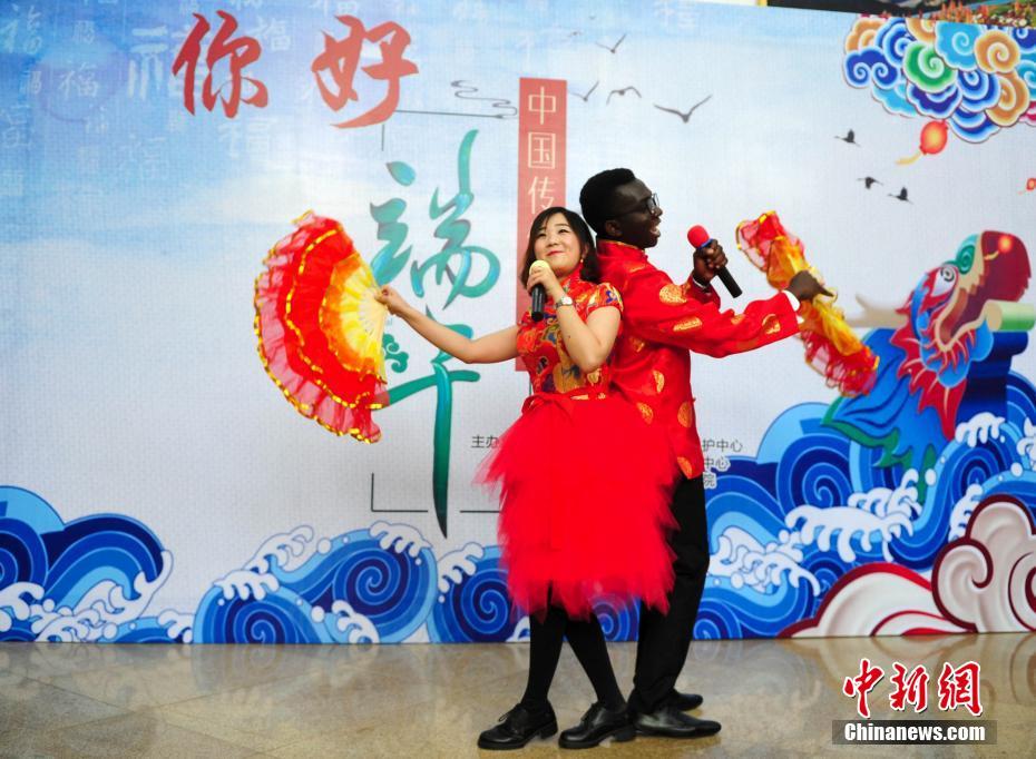 ザンビア人留學生が中國東北地方の大道蕓能「東北二人転」に挑戦