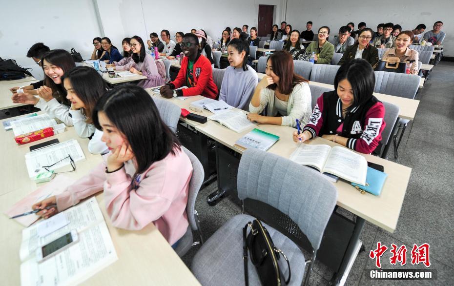 ザンビア人留學(xué)生が中國(guó)東北地方の大道蕓能「東北二人転」に挑戦