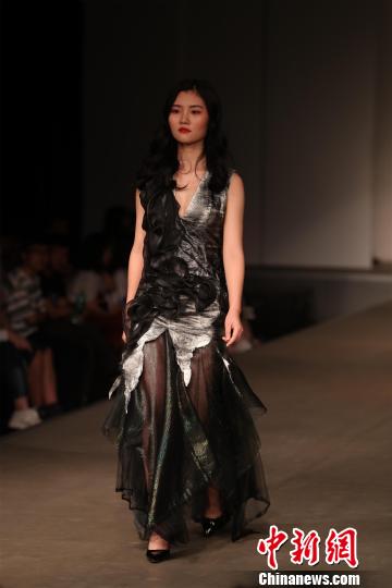 武漢の大學(xué)でファッションショー　中日文化が融合した作品を披露