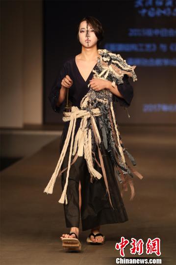 武漢の大學でファッションショー　中日文化が融合した作品を披露