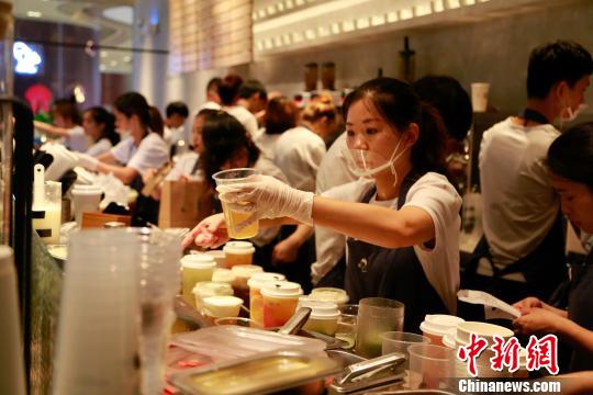 ネットで話題のミルクティー店、オープン半月後も人気衰えず　杭州市