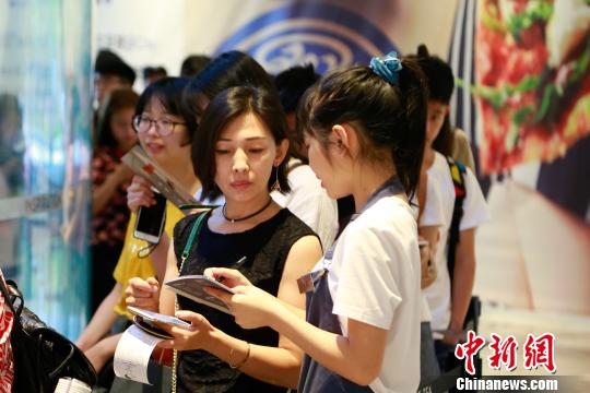 ネットで話題のミルクティー店、オープン半月後も人気衰えず　杭州市