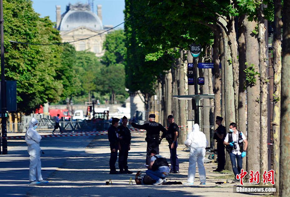 パリのシャンゼリゼ通りで國家憲兵隊(duì)車両に車衝突　テロ事件として捜査