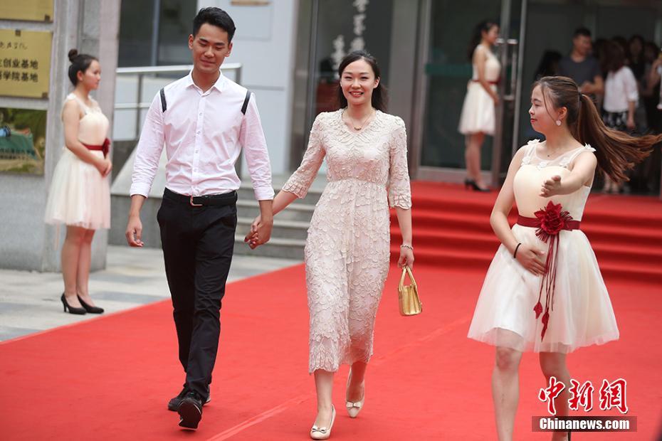 卒業(yè)生たちがレッドカーペットを闊歩する晴れやかな卒業(yè)生歓送會