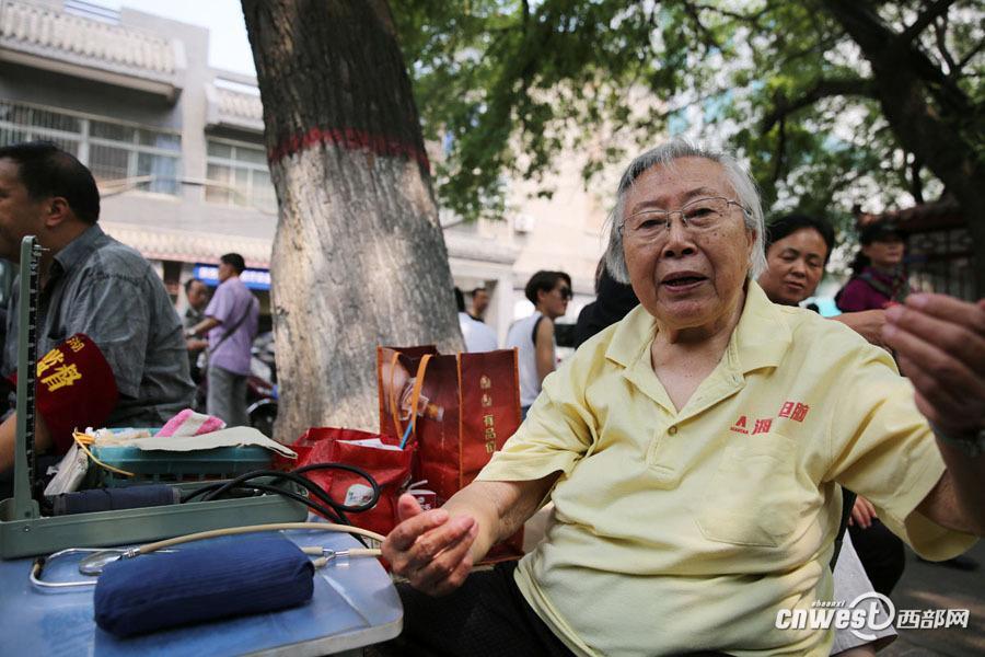 人々のために16年間血圧を測(cè)り続ける86歳の元醫(yī)師