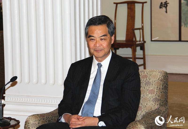 梁振英長(zhǎng)官「國(guó)のニーズに貢獻(xiàn)し、香港の強(qiáng)みを発揮」