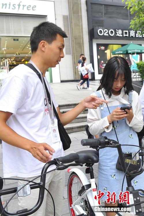シェア自転車を守る點(diǎn)検作業(yè)員　1日平均60臺を修理