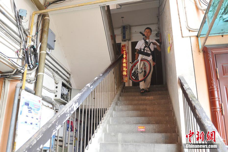 シェア自転車を守る點(diǎn)検作業(yè)員　1日平均60臺(tái)を修理