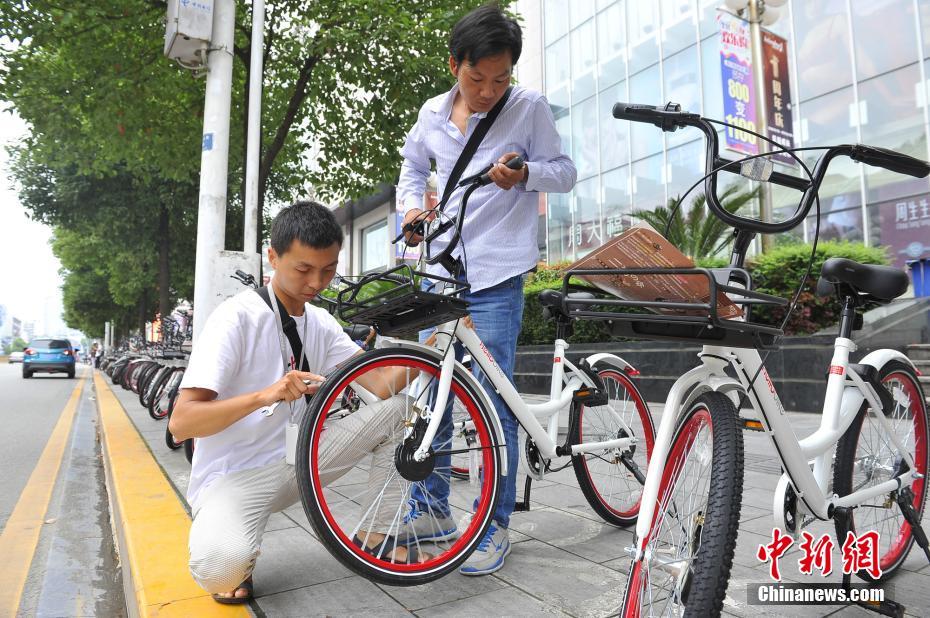 シェア自転車を守る點(diǎn)検作業(yè)員　1日平均60臺(tái)を修理