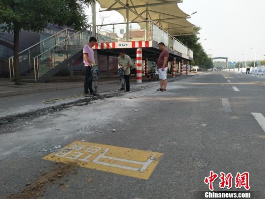 茶番が終了？「車をまたいで走るバス?巴鉄」試験ラインの撤去を開始　