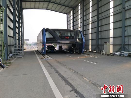 茶番が終了？「車をまたいで走るバス?巴鉄」試験ラインの撤去を開始　