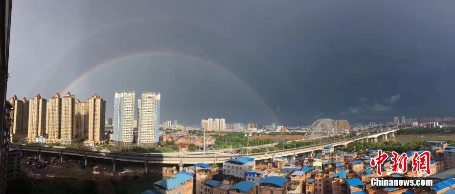 雨上がりの澄みきった空に架かった「二重の虹」 南寧市