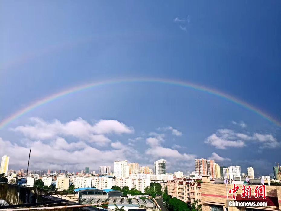 雨上がりの澄みきった空に架かった「二重の虹」 南寧市