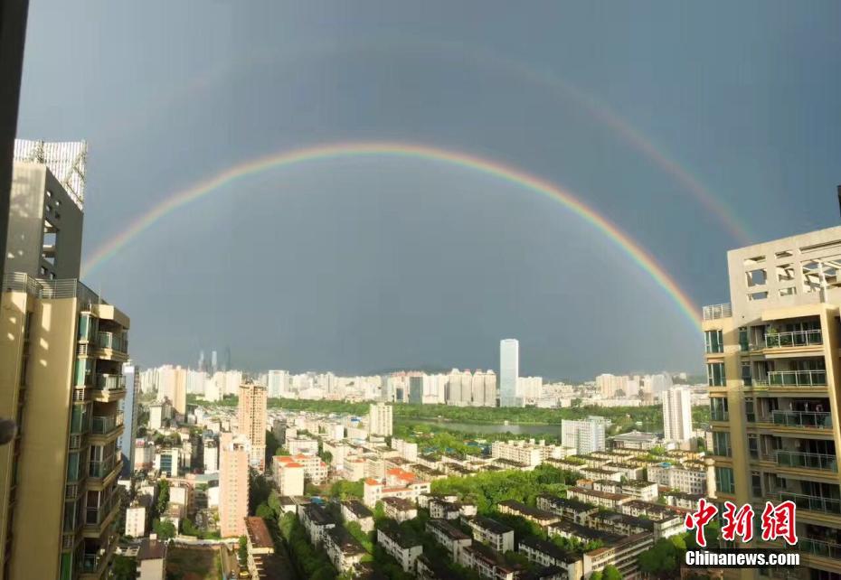 雨上がりの澄みきった空に架かった「二重の虹」 南寧市