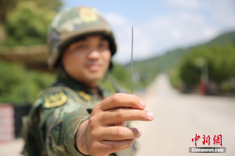 國(guó)境にある麻薬禁止のバリケード 　辺防支隊(duì)の麻薬取締り用「神器」