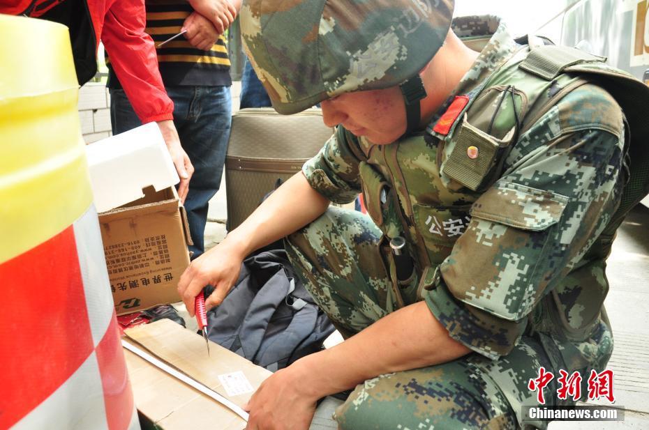 國(guó)境にある麻薬禁止のバリケード 　辺防支隊(duì)の麻薬取締り用「神器」