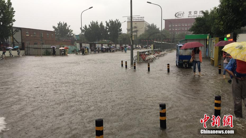 北京で早朝に大雨　雨の中を歩く市民たち