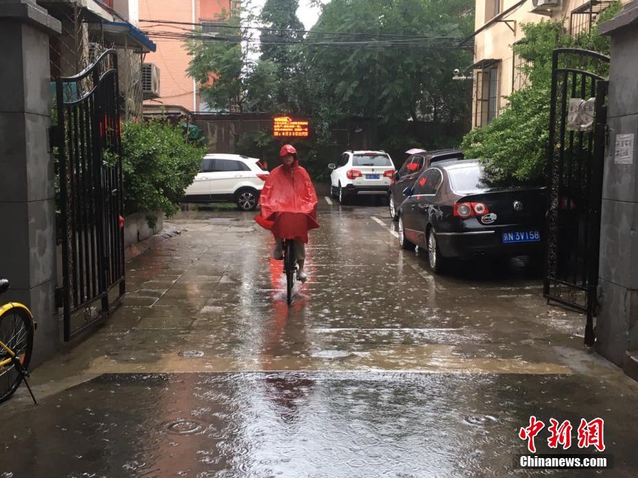 北京で早朝に大雨　雨の中を歩く市民たち