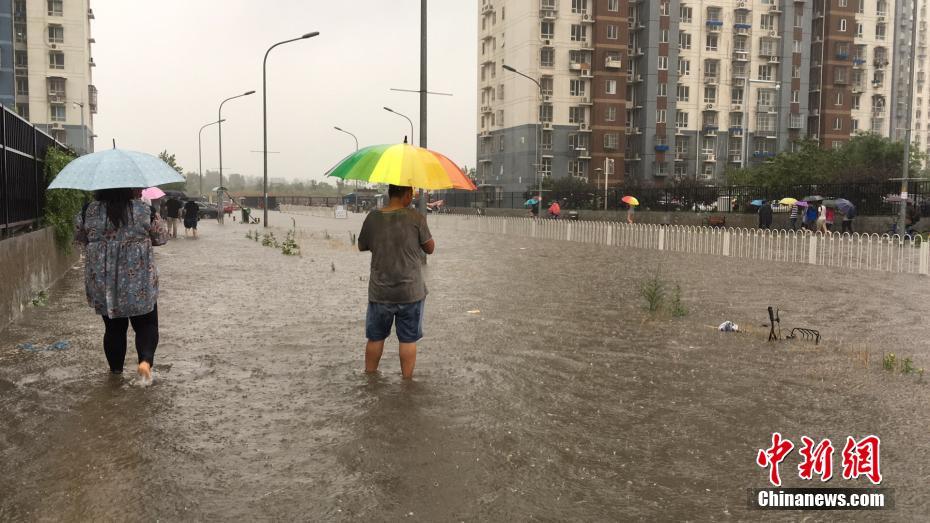 北京で早朝に大雨　雨の中を歩く市民たち