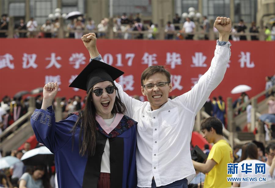 卒業(yè)生7千人以上が參加する武漢大學(xué)の卒業(yè)式　湖北省