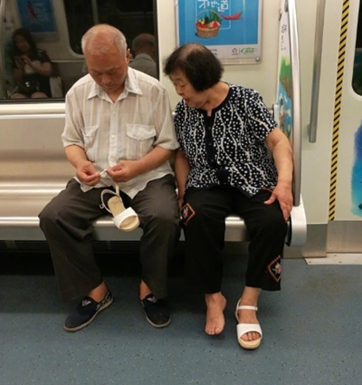 妻のサンダルを直して履かせる夫、老夫婦の仲睦ましい様子にほっこり