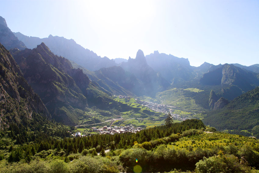 ゴミもなく清潔で美しい雪原地帯　甘粛省の「リトルチベット」
