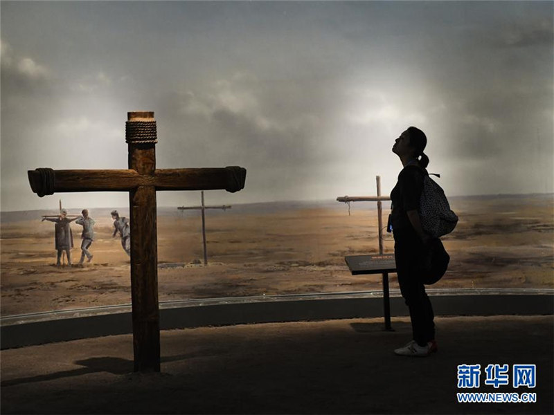 日本殘留孤児代表団85人が731部隊(duì)の犠牲者を追悼