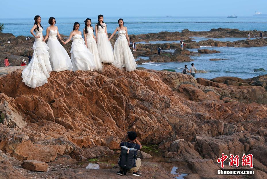 大學(xué)生活の記念と未來(lái)への期待　女子大生がウエディングドレスで記念撮影