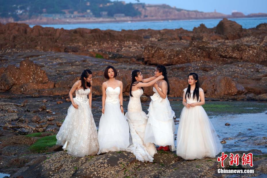 大學生活の記念と未來への期待　女子大生がウエディングドレスで記念撮影