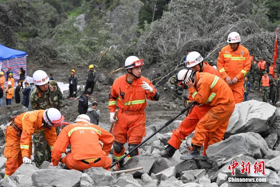 四川山崩れ発生現(xiàn)場で消防隊(duì)員とレスキュー犬による救助活動(dòng)スタート