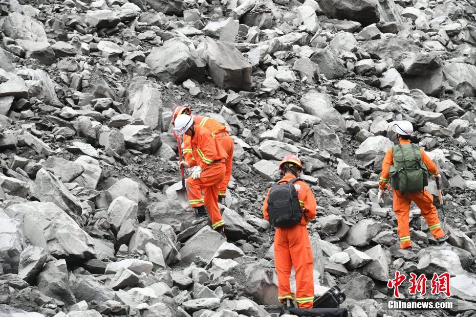 四川山崩れ発生現(xiàn)場(chǎng)で消防隊(duì)員とレスキュー犬による救助活動(dòng)スタート