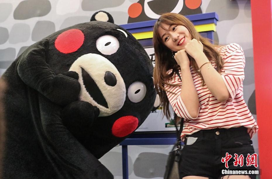 若い女性に大人気！　北京にくまモンが登場　