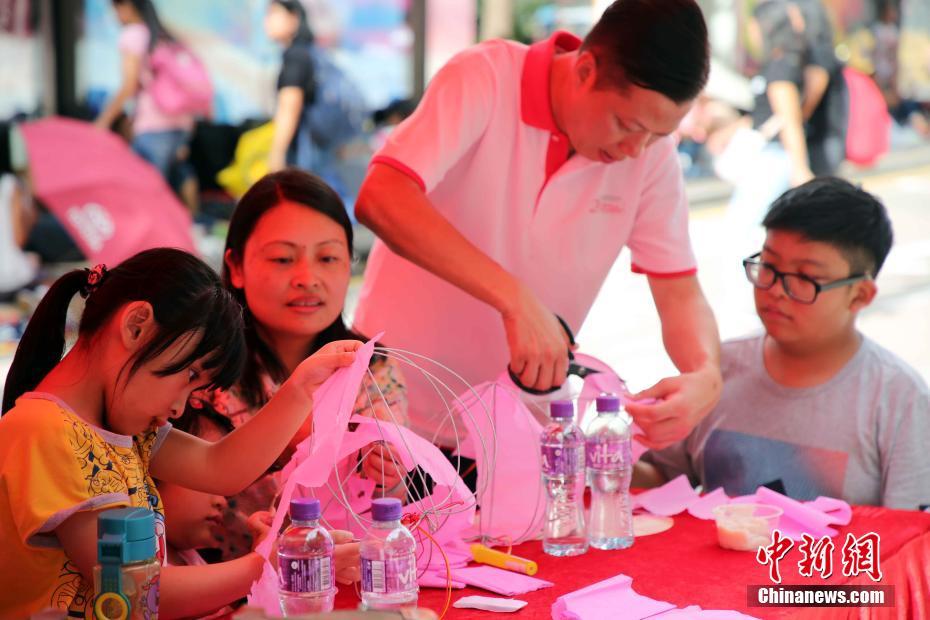 大規(guī)模なランタンイベントで祖國復(fù)帰20周年を祝う　香港地區(qū)