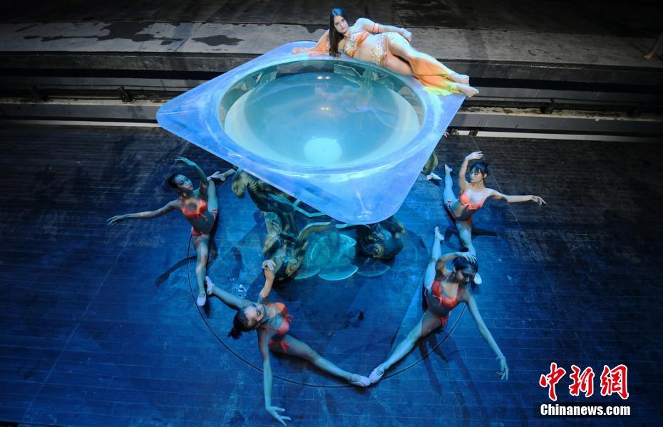 華麗な軟體技を披露する女性たち　大型舞臺(tái)劇の主役を目指して　湖南省