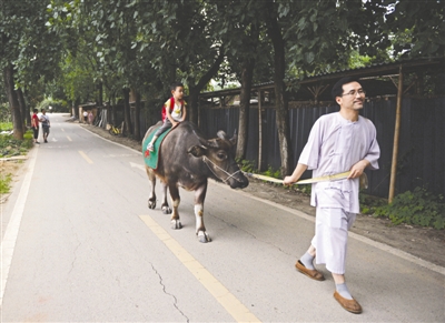 牛で息子の幼稚園送迎を行う父親　交通部門「安全上のリスクに配慮を」