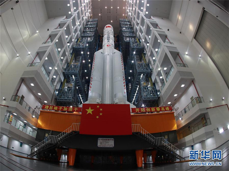 「長(zhǎng)征5號(hào)遙2」ロケット、垂直移動(dòng)を完了