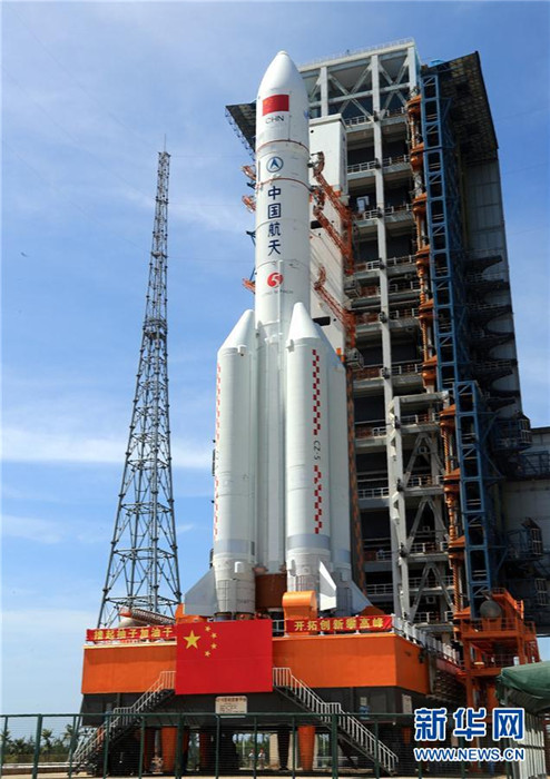 「長征5號遙2」ロケット、垂直移動を完了